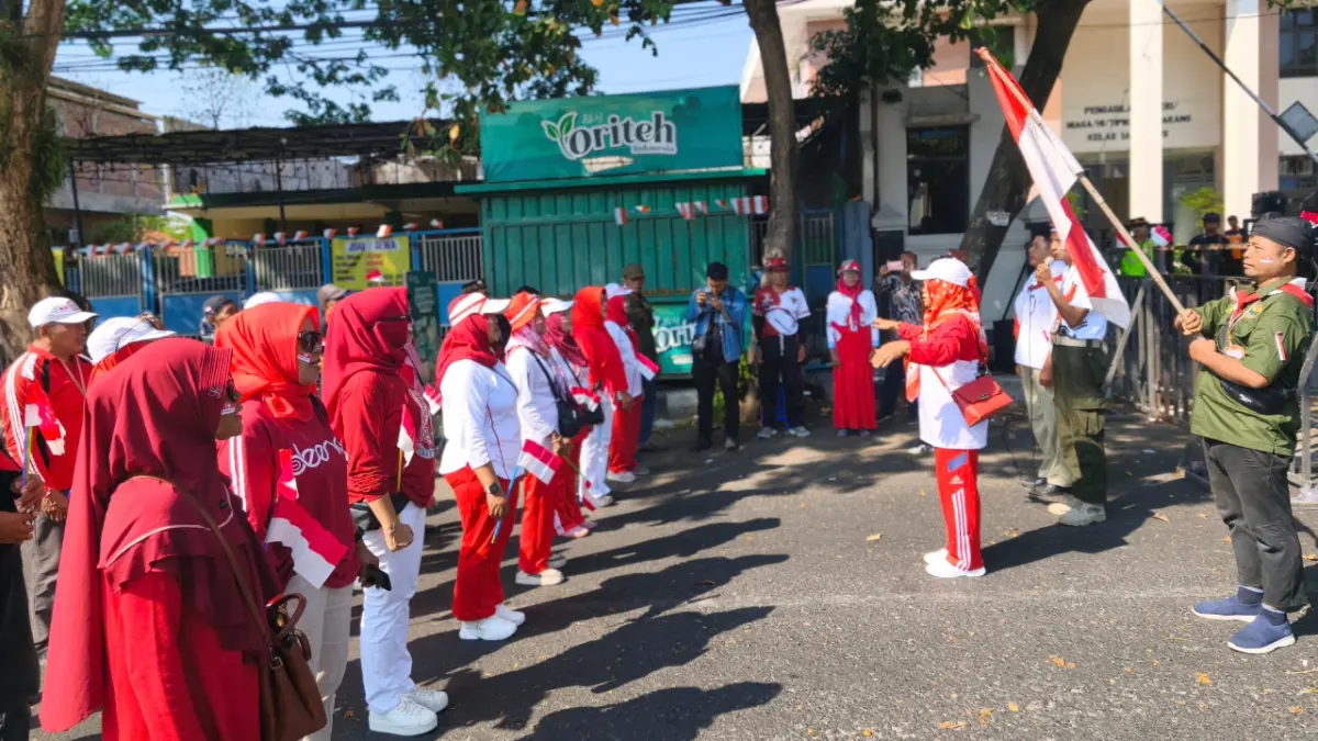 Aksi Pati Bangkit menggelar upacara hingga pembacaan puisi saat mendukung Sudewo, Bupati Pati Nonaktif di lingkungan Pengadilan Tipikor Semarang, Rabu (12/8/2026). (IDA FADILAH/JAWA POS RADAR SEMARANG)