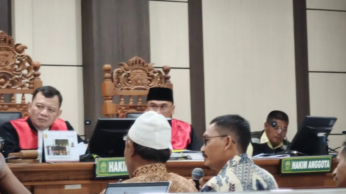 Camat Jaken Tri Agung Setiawan memberikan kesaksian di sidang dugaan pemerasan perangkat desa di Pengadilan Tipikor Semarang, Rabu (12/8/2026). (IDA FADILAH/JAWA POS RADAR SEMARANG)