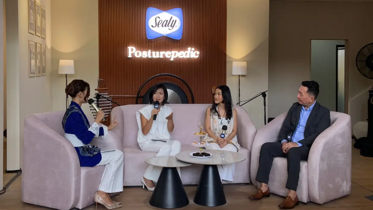 Director Sealy Boutique Daniel Lauw (kanan) dalam sesi talkshow bertajuk The Art of Luxury Sleep: Creating the Perfect Sleep Environment.