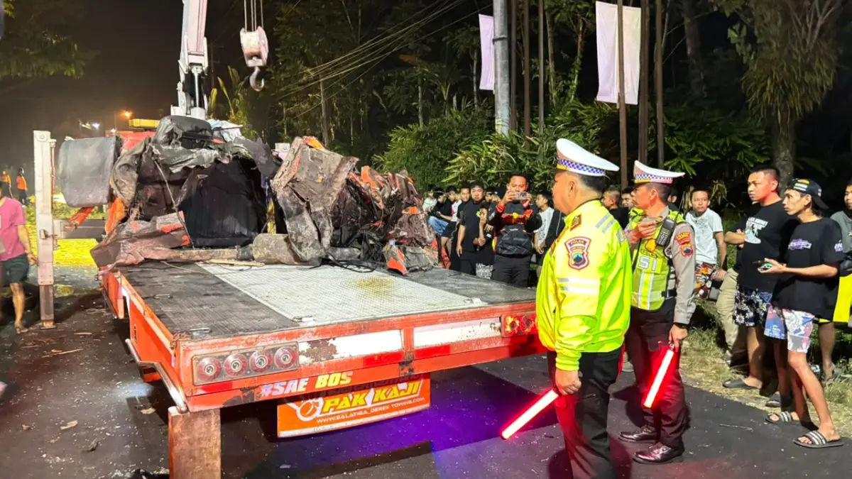 Evakuasi truk nahas yang rusak berat setelah kecelakaan 