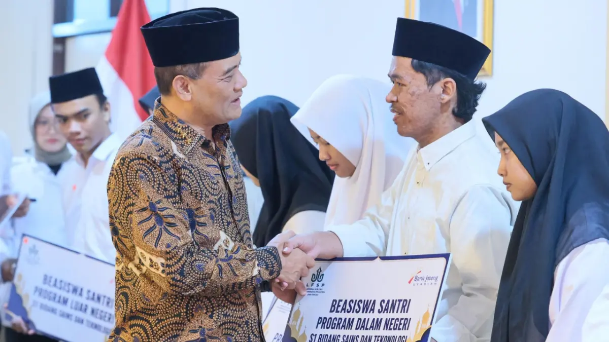 Gubernur Ahmad Luthfi hadir dalam Penyerahan dan Pembekalan Beasiswa Santri dan Pengasuh Pesantren Tahun 2026 di Gedung Merah Putih Semarang, Rabu, 12 Agustus 2026.