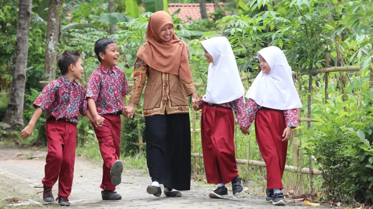 Kepala SDN Sarwadadi 03 Laila Qodriyah sedang bercengkrama bersama peserta didiknya.
