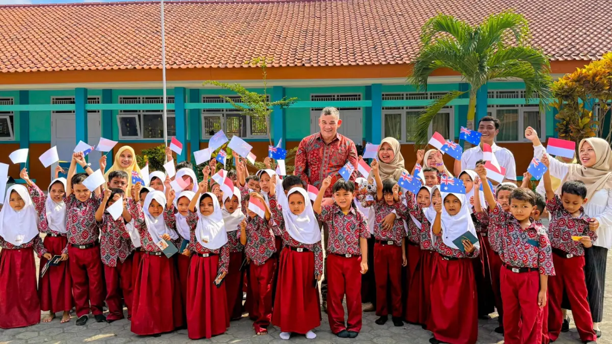 Kunjungan Konjen Australia ke SD Negeri Sarwadadi 03 Cilacap mengajak anak-anak untuk belajar Bahasa Inggris.