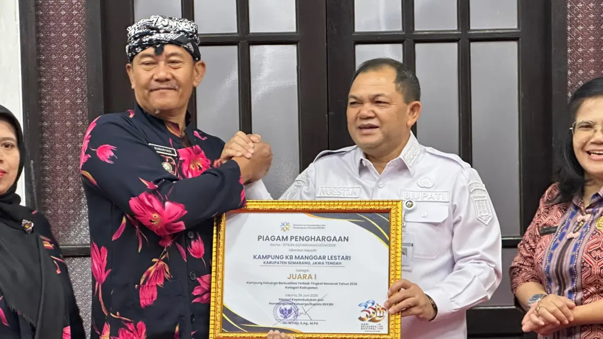 Bupati Semarang Ngesti Nugraha menerima penghargaan juara 1 pengelolaan Kampung KB 2026 untuk Desa Lerep, Kecamatan Ungaran Barat, Kabupaten Semarang, dari Kemendukbangga/BKKBN, di Rumah Dinas Bupati Semarang.