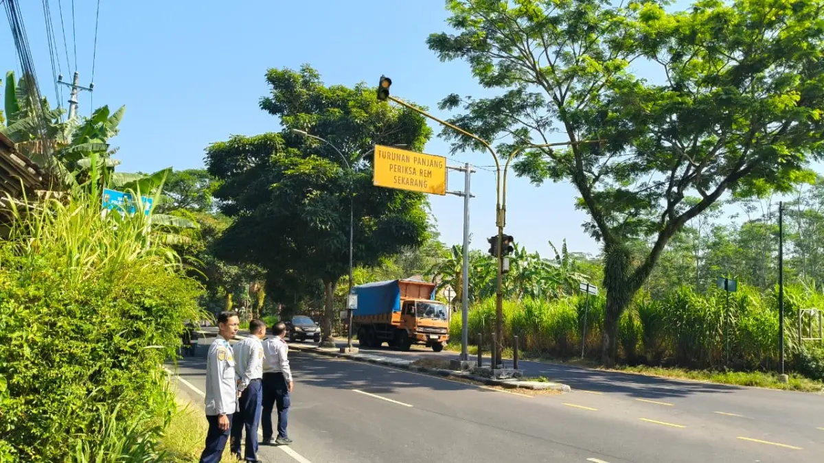 Kadishub Guntur melakukan peninjauan lokasi kecelakaan di JLS pada Kamis (13/8/2026)