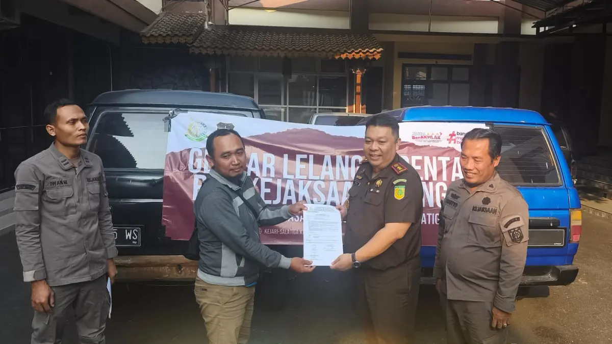 Kajari menyerahkan barang kepada pemenang lelang 