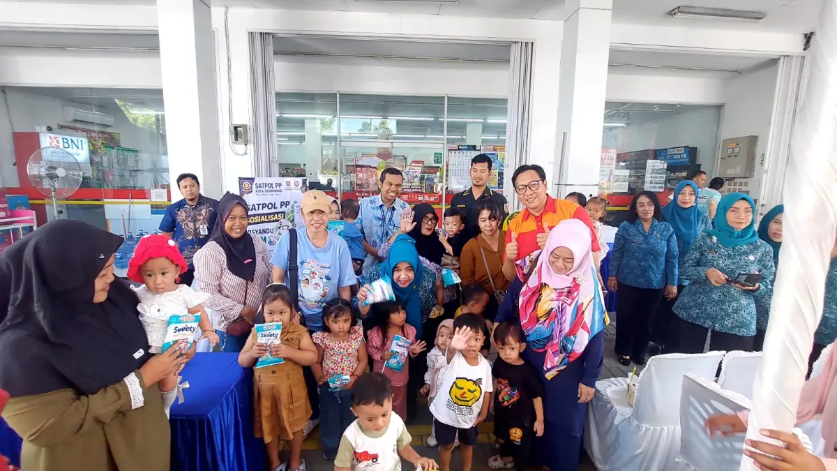 Ketua Tim Penggerak PKK Kota Semarang Lies Iswar Aminuddini bersama anak-anak peserta program Alfamart Sahabat Posyandu di Gerai Alfamart Untung Suropati Raya, Kota Semarang pada Kamis (13/8/2026).