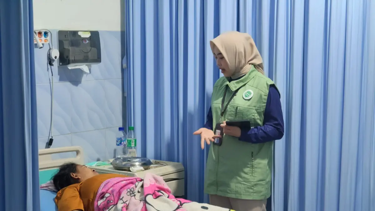 PELAYANAN : Petugas BPJS SATU saat berbincang dengan pasien terkait pelayanan. (RIYAN FADLI JAWA POS METRO PEKALONGAN)
