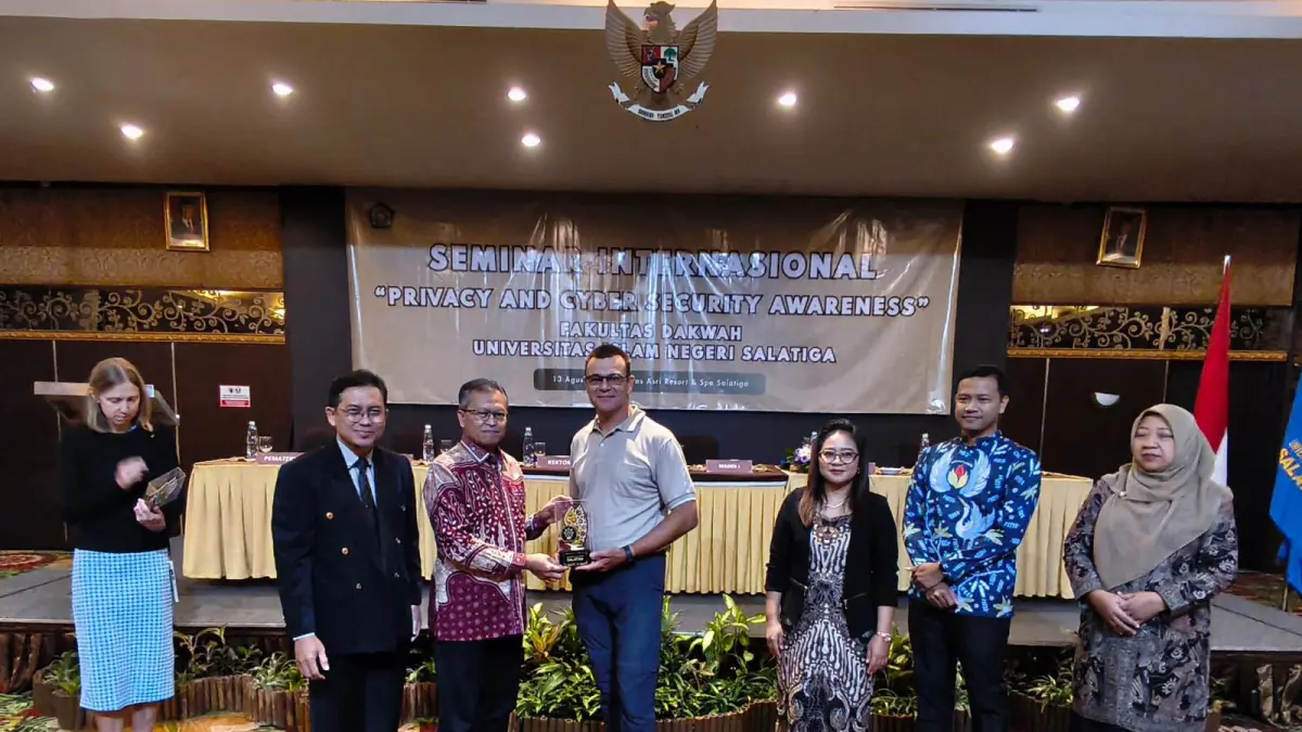 Rektor UIN Salatiga saat menyerahkan cinderamata kepada speaker asing