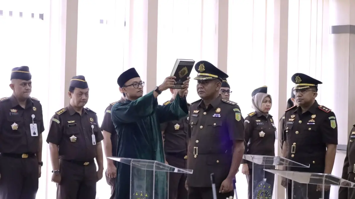 Wakil Kepala Kejaksaan Tinggi (Kejati), Waito Wongateleng melantik pejabat eselon III dan sembilan kajari, Kamis (13/8/2026). 