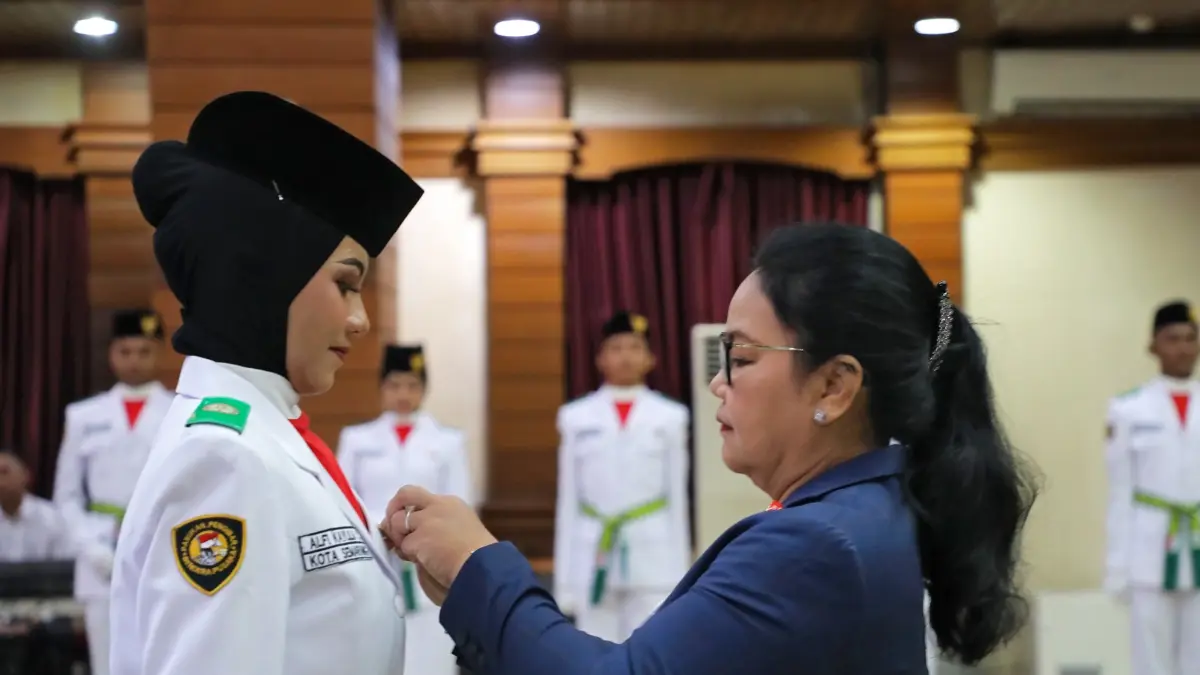 Wali Kota Semarang Agustina Wilujeng saat mengukuhkan 27 anggota Paskibraka Kota Semarang Tahun 2026 di Ruang Lokakrida, Balai Kota Semarang, Rabu (12/8/2026)