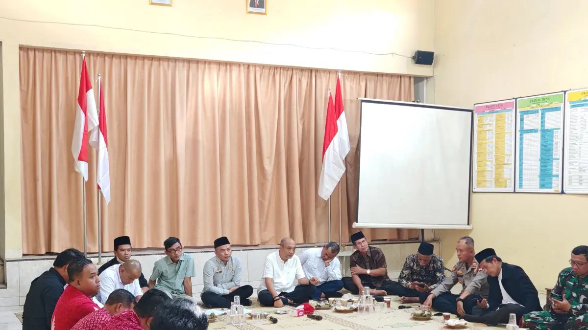 Ketua Dewan Perwakilan Rakyat Daerah Kabupaten Semarang Bondan Marutohening bersama Wakil Ketua DPRD Kabupaten Semarang Umar Sujadi dan Suyadi saat berdialog dengan masyarakat, tokoh agama persoalan izin pembangunan rumah ibadah GBT KOA di Desa Leyangan Kecamatan Ungaran Timur.