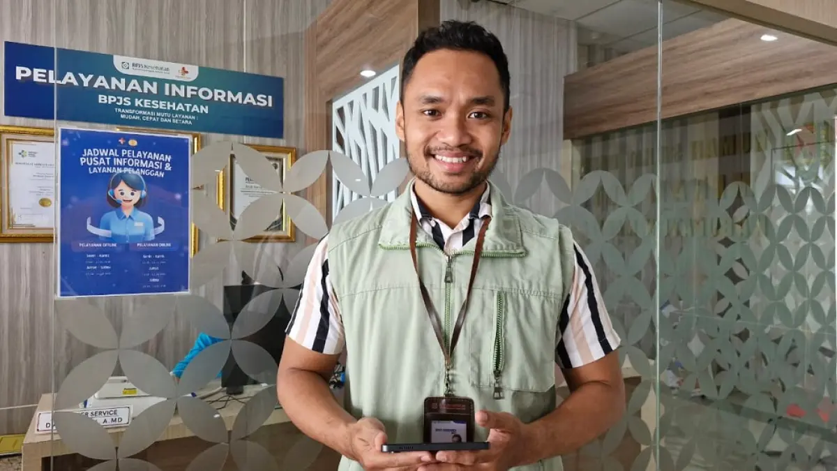 Duta BPJS Kesehatan Cabang Magelang, Diko Adri Andi mengenakan atribut lengkap petugas BPJS Satu. (PUPUT PUSPITASARI/JAWA POS RADAR SEMARANG)