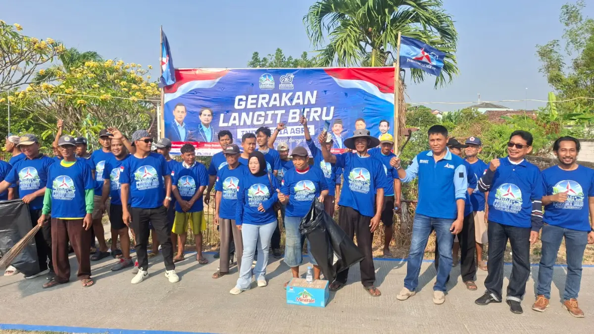 Ketua DPC Partai Demokrat Fatkan didampingi anggota DPRD Demak Rizky Erfandy Kurniawan dan Suhartono serta kader dalam Gerakan Langit Biru di Kelurahan Betokan Kecamatan Demak Kota.(Wahibpribadi)
