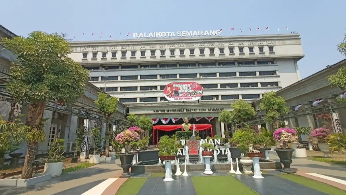 TAK ADA BENDERA RAKSASA : Gedung Moch Ikhsan di Balai Kota Semarang, Agustus tahun ini nampak kurang ikonik karena tidak dipasangi bendera raksasa seperti tahun sebelumnya.
