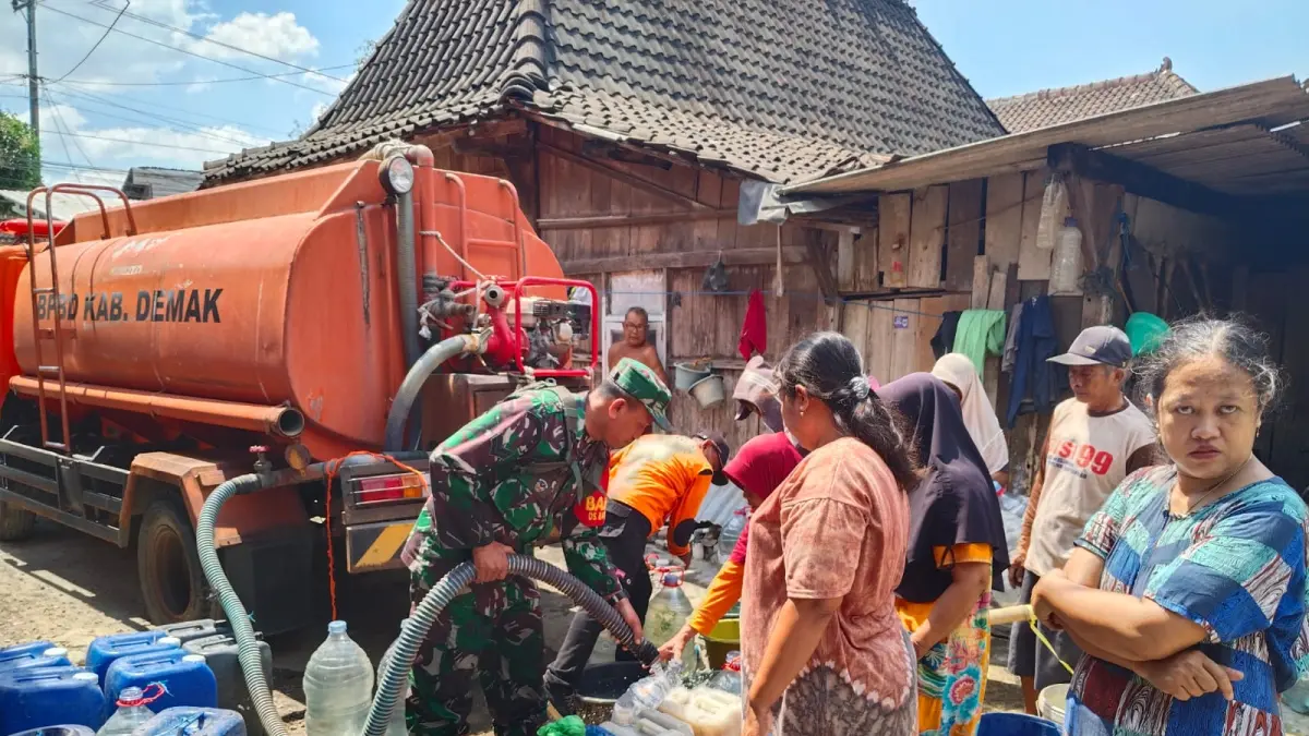 Warga sedang antre menerima bantuan air bersih dari Pudam dan BPBD Demak. (Wahibpribadi)