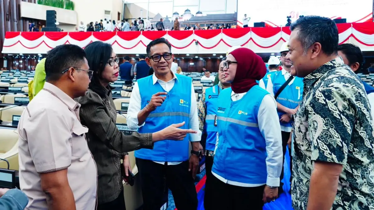 PASTIKAN LISTRIK AMAN : Dirut PLN Darmawan mengawal langsung kelistrikan nasional menjelang HUT ke-81 Kemerdekaan RI dari Posko NTT. (