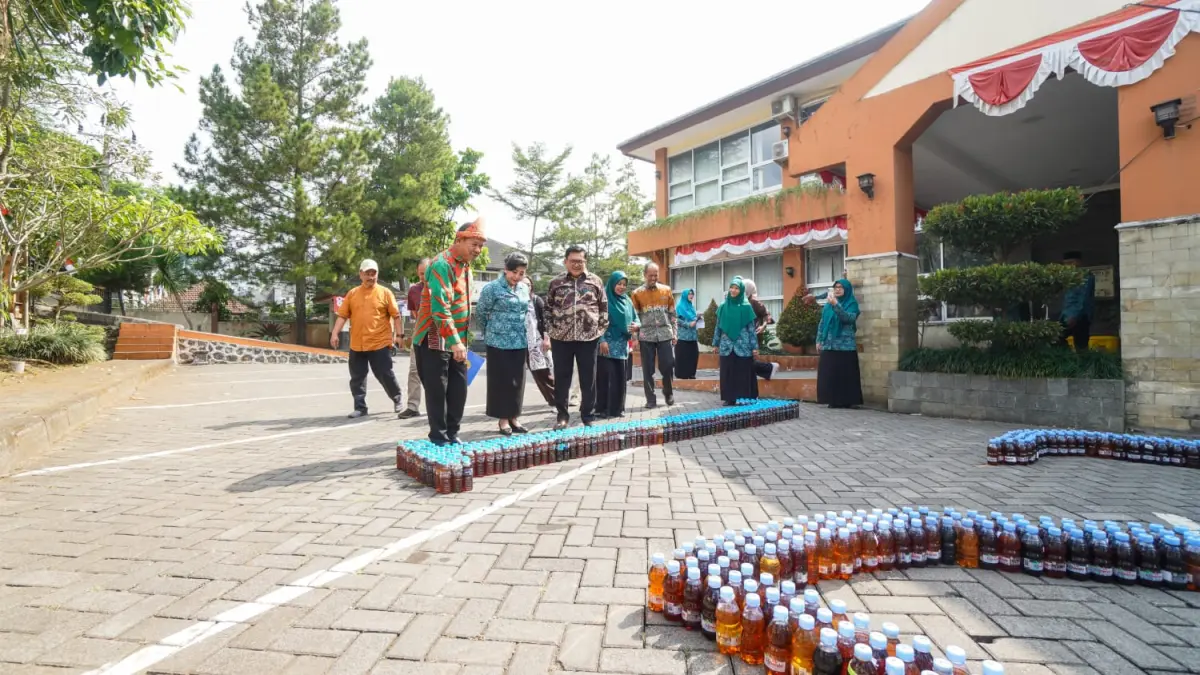 Wali kota Robby Hernawan SpOG melihat deretan botol jelantah hasil pengumpulan ASN 