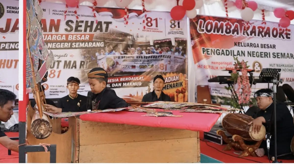Dalang Cilik Sanggar Monod Laras, Erick Candra Mahardika tampil dalam perayaan HUT Kemerdekaan Republik Indonesia dan HUT Mahkamah Agung ke 81, kemarin. (IDA FADILAH/JAWA POS RADAR SEMARANG)