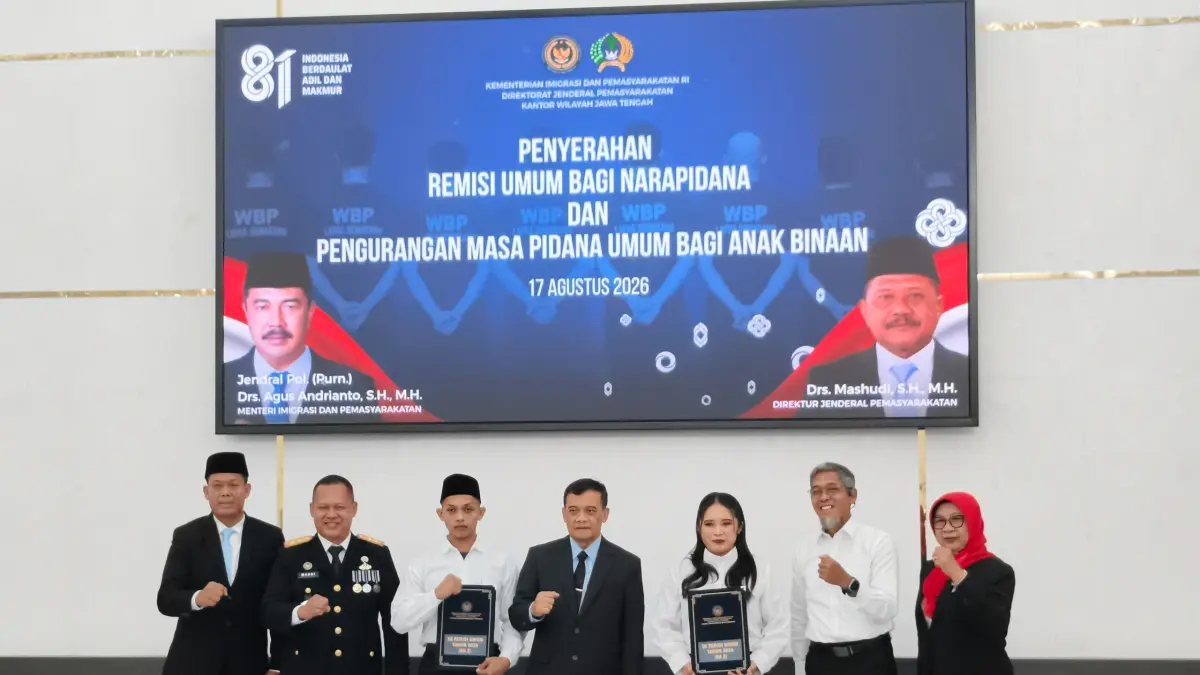 Gubernur Jawa Tengah, Ahmad Luthfi bersama Kakanwil Dirjenpas Jateng Mardi Santoso saat menyerahkan SK Remisi Kemerdekaan ke napi di Lapas Kedungpane Semarang, Senin (17/8/2026). 
