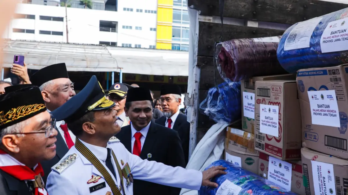  Gubernur Jawa Tengah Ahmad Luthfi melepas keberangkatan 16 personel gabungan dan ribuan paket bantuan bagi masyarakat terdampak gempa bumi di Provinsi Nusa Tenggara Timur (NTT), Senin, 17 Agustus 2026.