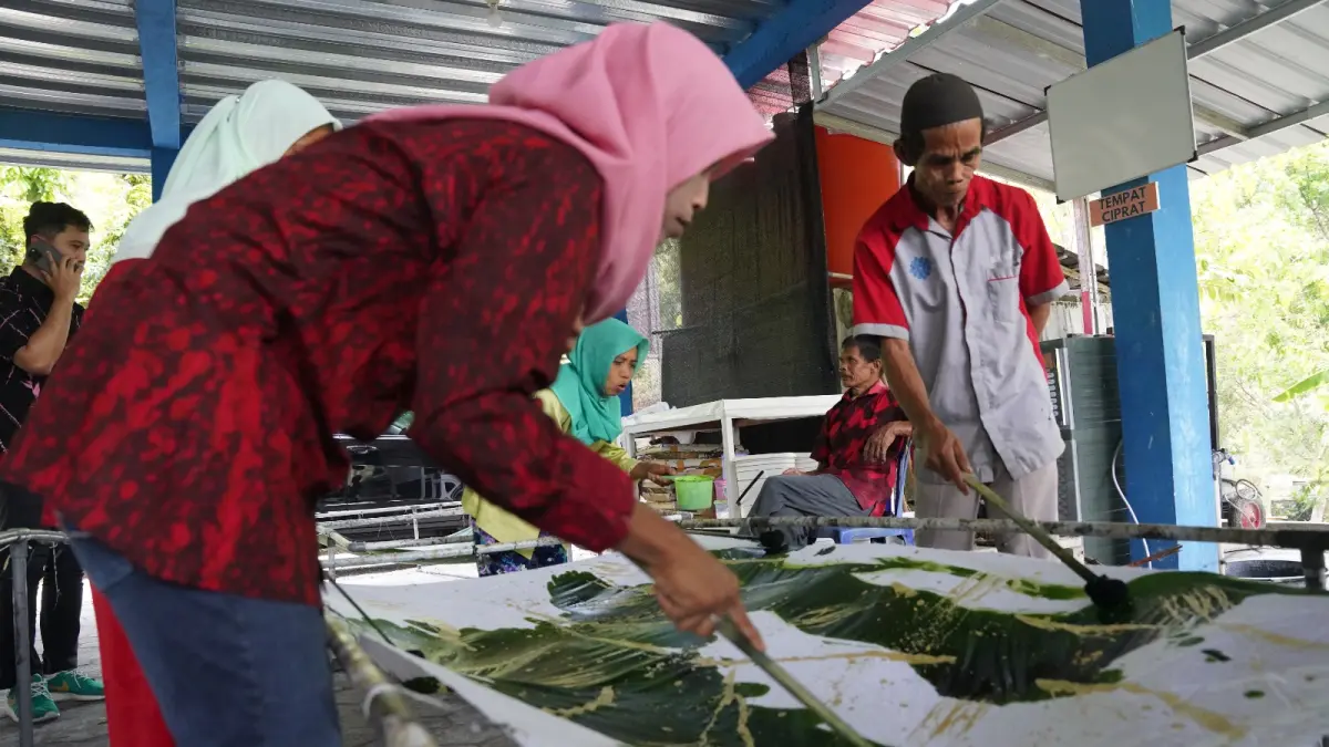 Kegiatan membatik dengan teknik batik ciprat oleh penyandang disabilitas anggota Batik Ciprat Karya Barokah