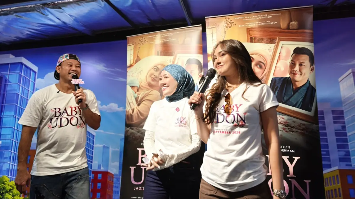 Pemain film Baby Udon, Denny Sumargo (kiri), Fanny Kondoh (tengah), Caitlin Halderman (kanan) menyapa penonton di XXI Mall Ciputra Semarang, Minggu (16/8/2026). (IDA FADILAH/JAWA POS RADAR SEMARANG)