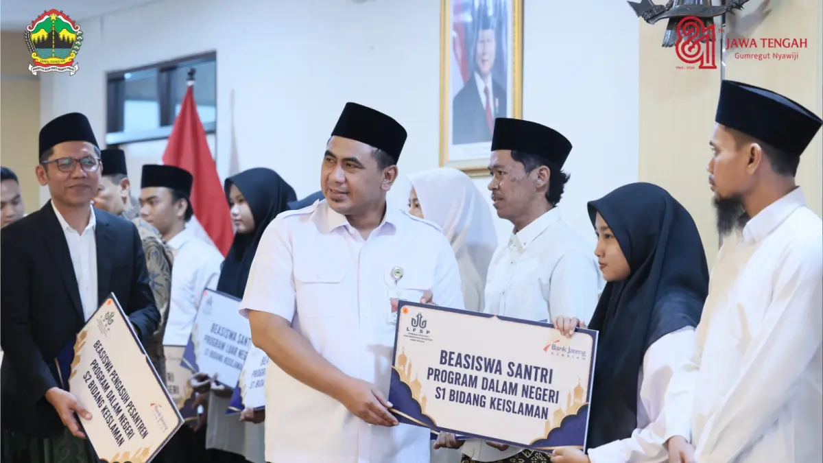 Pemerintah Provinsi Jawa Tengah memberikan perhatian penuh kepada para santri dan pondok pesantren di wilayahnya. Mulai dari beasiswa santri dan pengasuh pesantren, tali asih (biasyaroh) untuk penghafal Al-Qur’an, dan sebagainya.