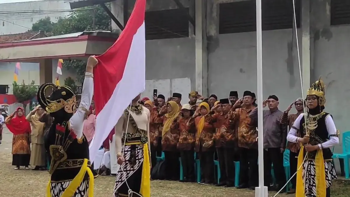 Pengibar bendera tetap serius dan khidmat meski mengenakan busana tokoh wayang