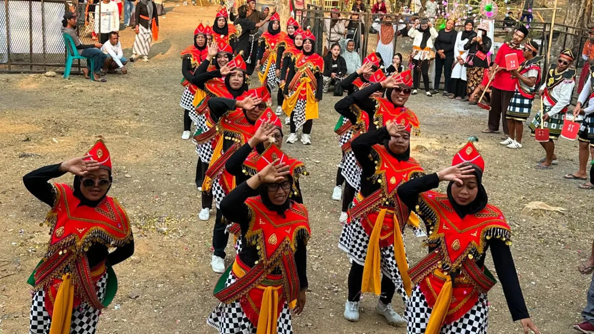Pentas kesenian warga dalam acara peringatan HUT RI