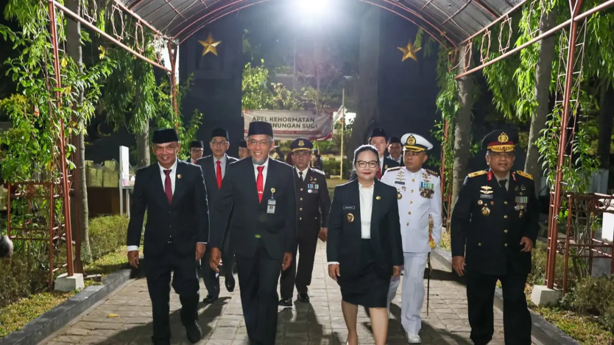  Sekretaris Daerah Provinsi Jawa Tengah Sumarno, Wali Kota Semarang, Ketua DPRD Jateng, menghadiri Upacara Apel Kehormatan dan Renungan Suci, Senin tengah malam pukul 00.00 WIB, tepat bersamaan dengan pergantian waktu menuju 17 Agustus 2026.
