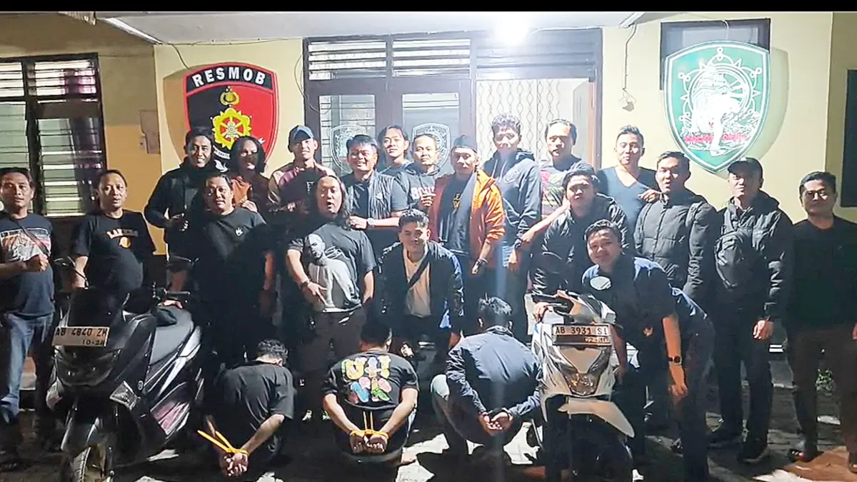 Tim URC Jantanras Polda Jateng dan Resmob Polres Wonosobo memamerkan pensngkapan pelaku perampokan di SPBU Wonosobo 