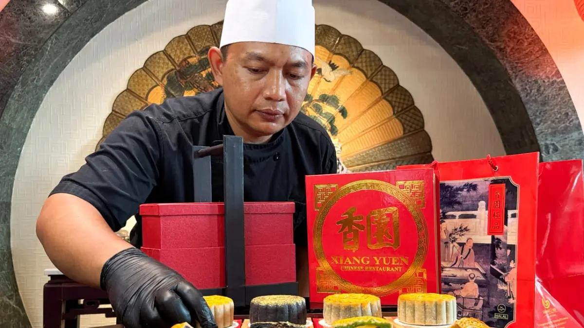 Salah satu chef Grand Candi Hotel Semarang menampilkan beberapa pilihan mooncake yang memadukan varian klasik dengan sentuhan rasa modern, yakni Lotus Seed Almond, Pandan Almond, Black Sesame Almond, Red Bean Almond, Lotus Seed with Egg Yolk, Red Bean with Egg Yolk, Pandan with Premium Cheese, serta Black Sesame with Premium Chocolate.