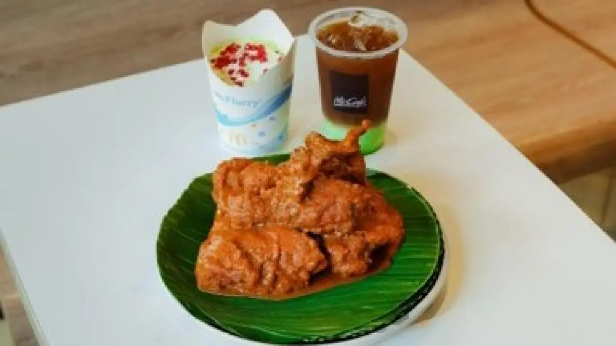 

Spesial di momen perayaan 35 tahun perjalanan McDonald’s Indonesia, rangkaian “Ini Rasa Kita” tahun ini hadir dengan dua menu ayam utama yang diluncurkan melalui dua fase. Mulai 10 Agustus hingga 13 September 2026, Ayam Krispy McD Kari Medan hadir sebagai menu utama, dilanjutkan 14 September 2026 yang menghadirkan menu perpaduan Ayam Krispy McD dengan kreasi sambal khas Indonesia. Keduanya dilengkapi kesegaran Es Kopi Klepon dan McFlurry Pisang Ijo yang tersedia hingga 18 Oktober 2026. (Istimewa)