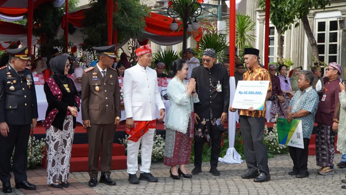 Dalam kegiatan tersebut Walikota Semarang didampingi Mohamad Irfan Kepala BPJS Ketenagakerjaan Semarang Pemuda menyerahkan simbolis Penghargaan ASN Peduli Kepala Dinas Pekerjaan Umum kota Semarang, Suwarto, SE. MT.