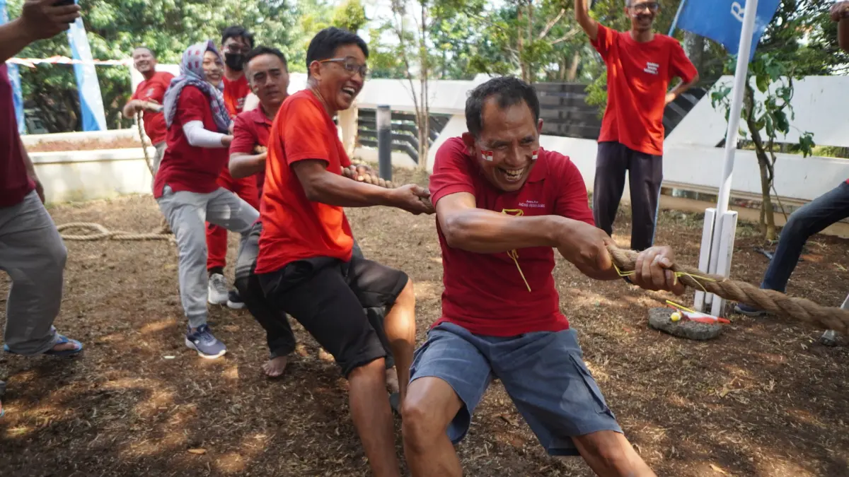 Direktur Jawa Pos Radar Semarang Baehaqi ikut lomba tarik tambang  antarkaryawan. BASKORO SEPTIADI/RADAR SEMARANG

