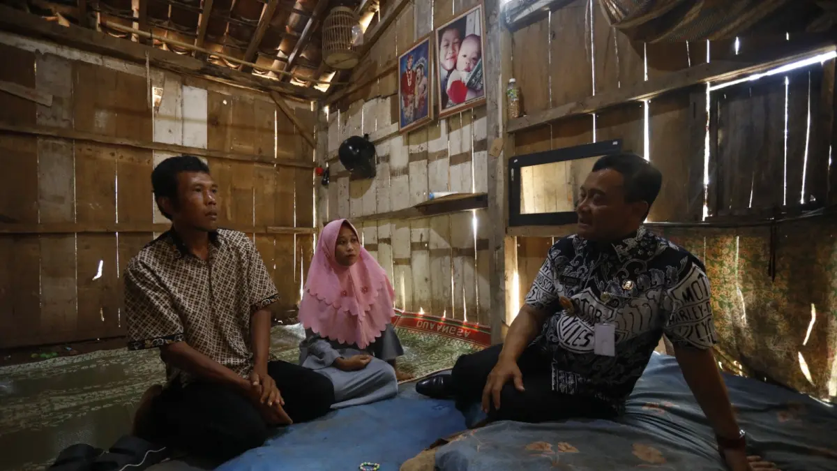 Gubernur Jawa Tengah Ahmad Luthfi saat menyalurkan bantuan perbaikan RTLH
