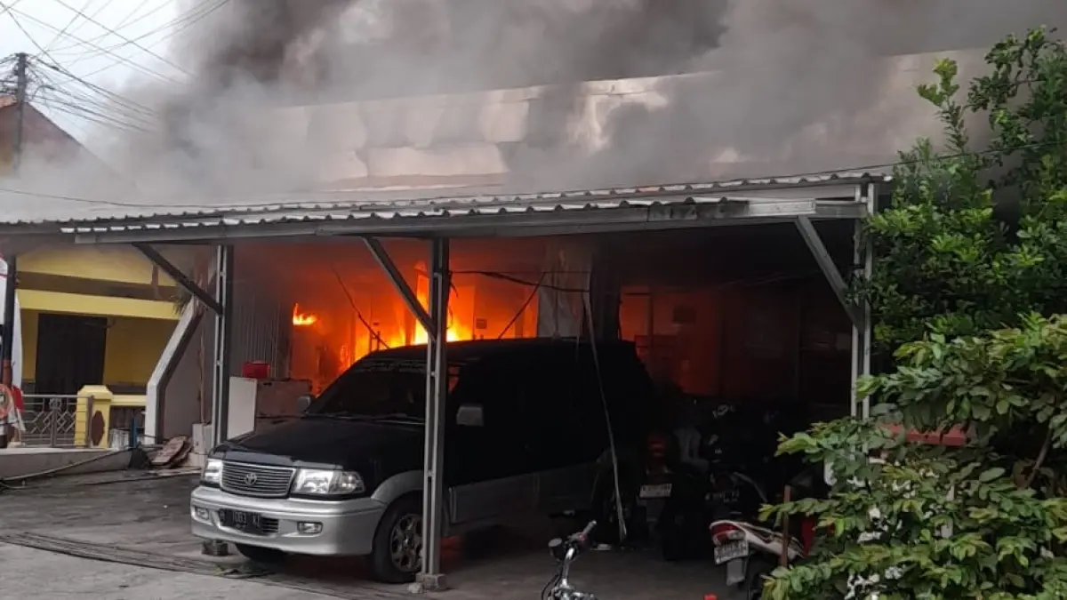 Kobaran api di dalam rumah usaha catering yang terbakar Selasa (18/8/2026)