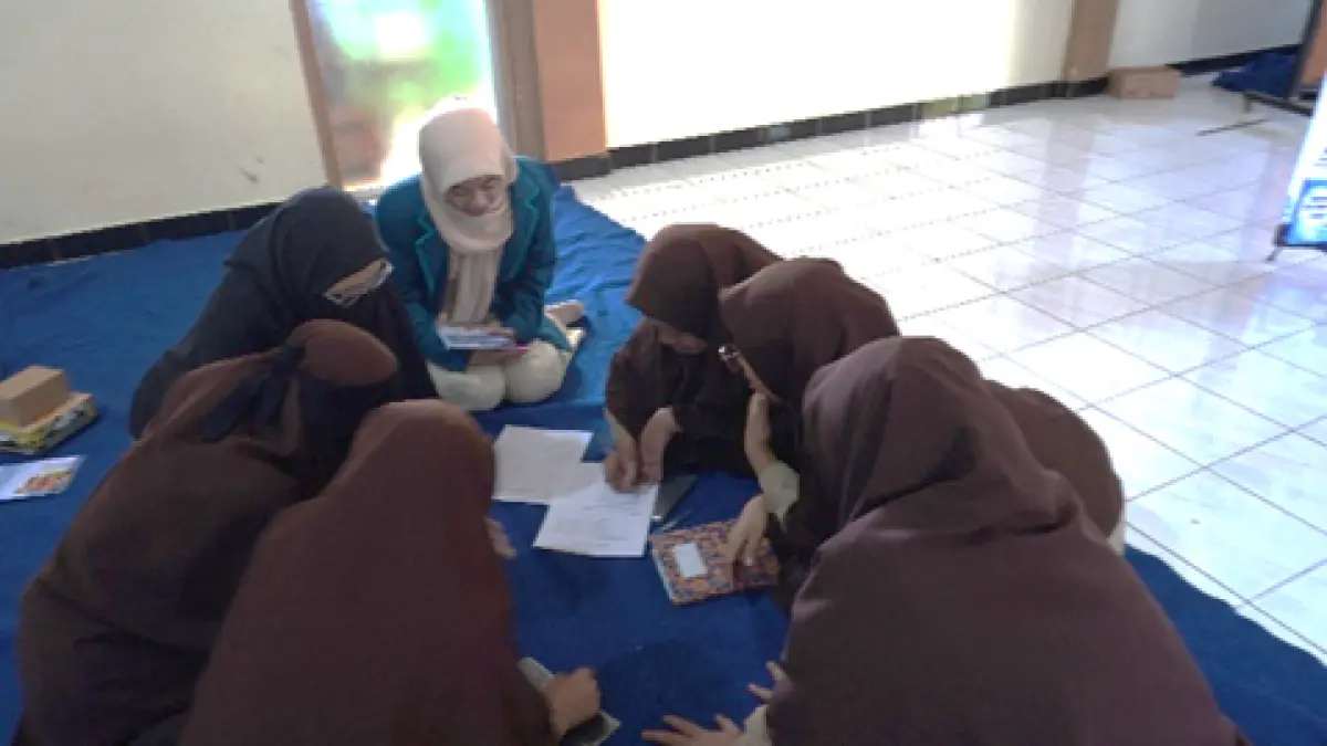 Mahasiswa Jurusan Kebidanan Poltekkes Kemenkes Semarang melakukan pendampingan dalam simulasi dan diskusi interaktif.