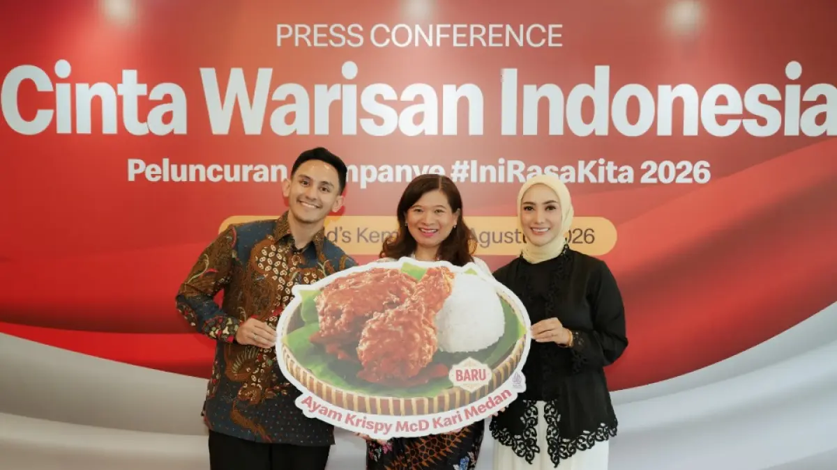 Membawa tema “Cinta Warisan Indonesia”, Associate Director of Marketing McDonald’s Indonesia Caroline Kurniadjaja, bersama Chef Firhan dan Chef Yulita yang merupakan dua alumni MasterChef Indonesia memperkenalkan Ayam Krispy McD Kari Medan sebagai menu utama yang hadir di fase pertama rangkaian menu “Ini Rasa Kita” tahun ini. (Istimewa)

