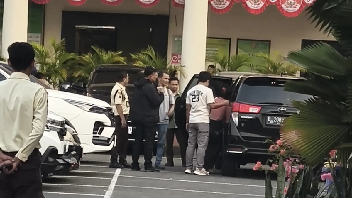 Satresnarkotika Polrestabes Semarang membawa perempuan DA yang diduga menyelundupkan sabu melalui jabat tangan di ruang tahanan Pengadilan Negeri Semarang, Selasa (18/8/2026). (IDA FADILAH/JAWA POS RADAR SEMARANG)