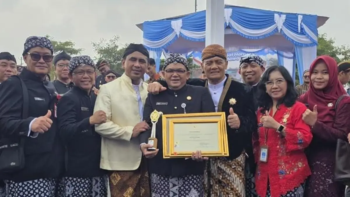 Bupati Semarang Ngesti Nugraha saat menerima penghargaan dalam acara Hari Jadi ke-81 Provinsi Jawa&nbsp;Tengah.