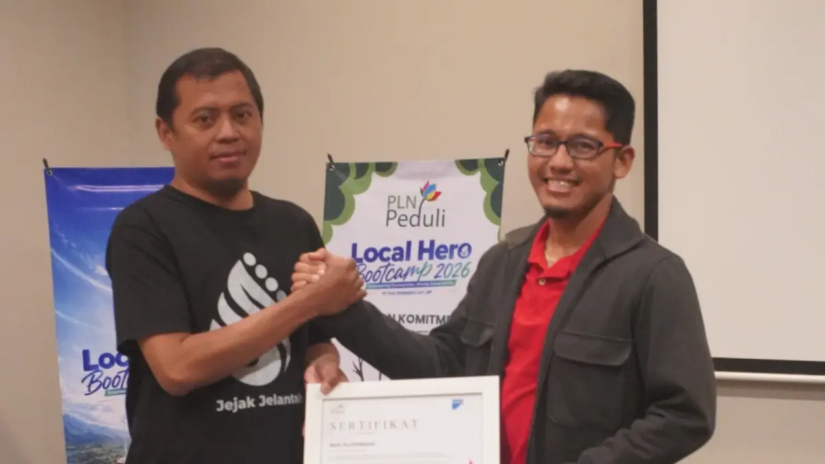 BERI APRESIASI : Manager Komunikasi dan TJSL PLN UIT JBT Irfan Saputra (kanan) menyerahkan sertifikat kepada pendiri "Jejak Jelantah" Moh. Nurhidayat (kiri) sebagai bentuk apresiasi atas partisipasi sebagai narasumber pada Local Hero Bootcamp 2026 di Cirebon 13 Agustus 2026. 