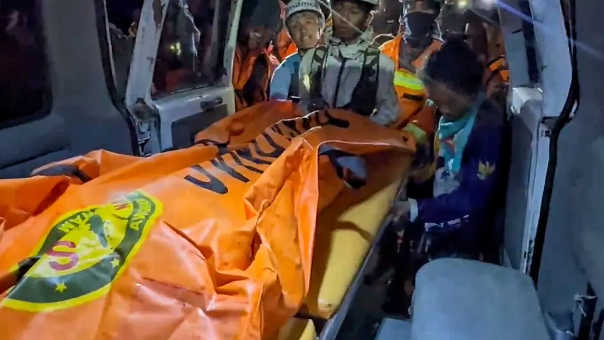 Jenasah M Fahri Maulana dimasukan ke dalam mobil ambulan setelah proses evakuasi dari kawah Gunung Slamet Rabu (19/8/2026)