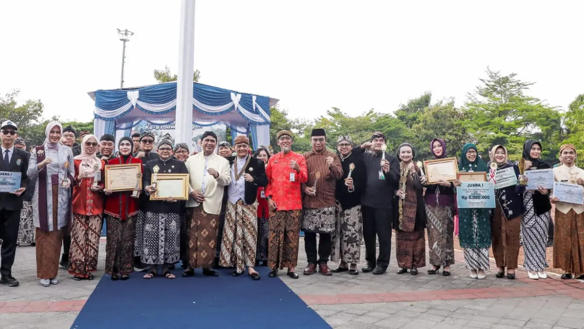 Kepala Daerah di Jateng mendapatkan penghargaan atas kinerja daerah terbaik.