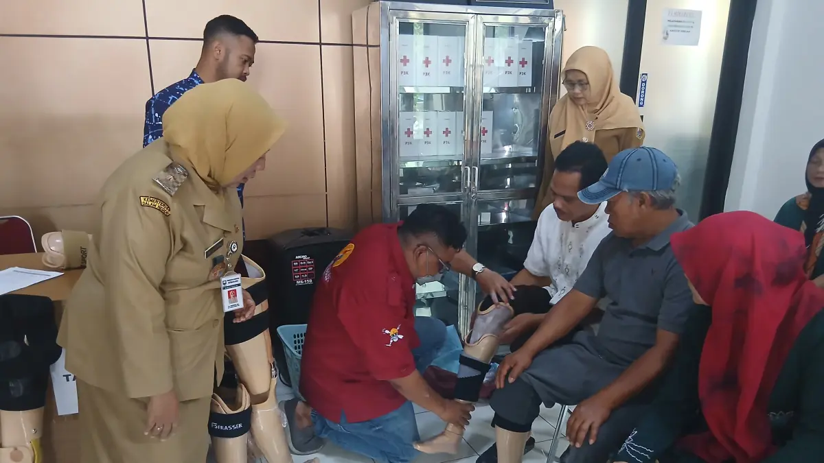 Kepala Dinas Sosial Kabupaten Semarang Istichomah saat temani warga disabilitas mencoba kaki palsu di Kantor Dinas Sosial Kabupaten Semarang.