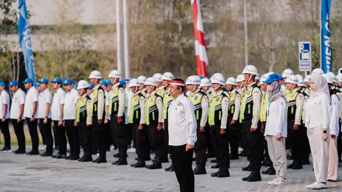 Ratusan peserta yang terdiri atas karyawan, anak usaha, perusahaan afiliasi, dan mitra kerja menggelar upacara bendera di halaman parkir Omah SG Pabrik Rembang.