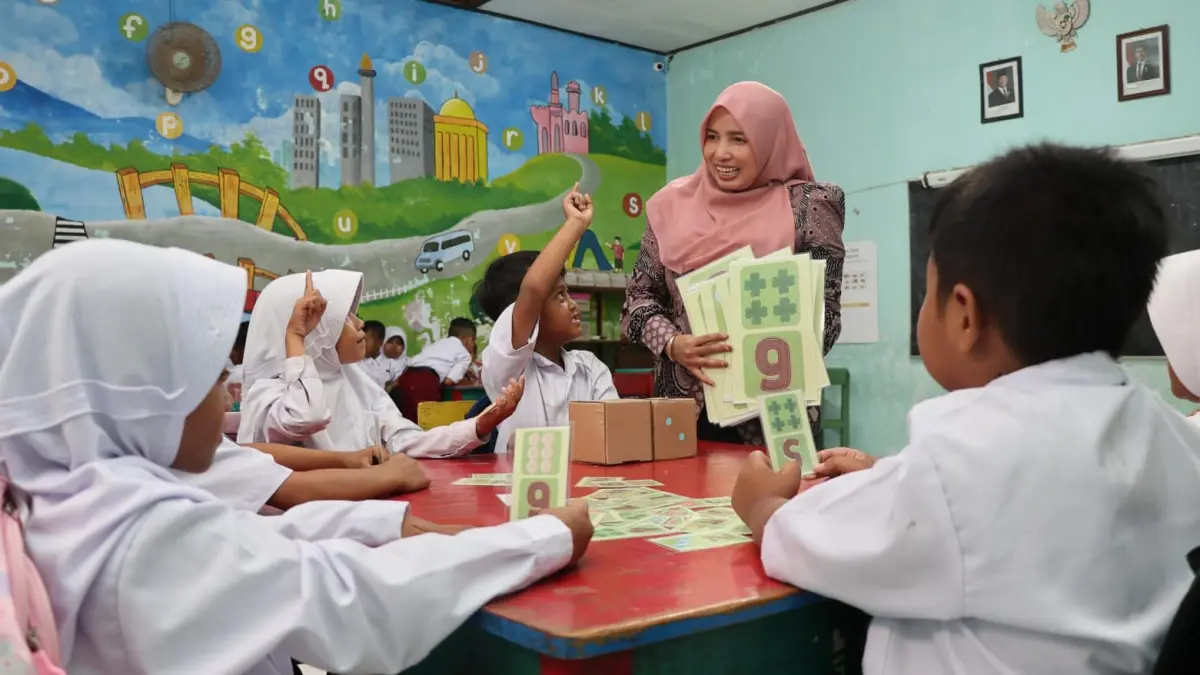 Guru SD Negeri 1 Tambakrejo Niken Hartanti, S.Pd., M.Si, mengajarkan numerasi melalui permainan kartu bilangan.