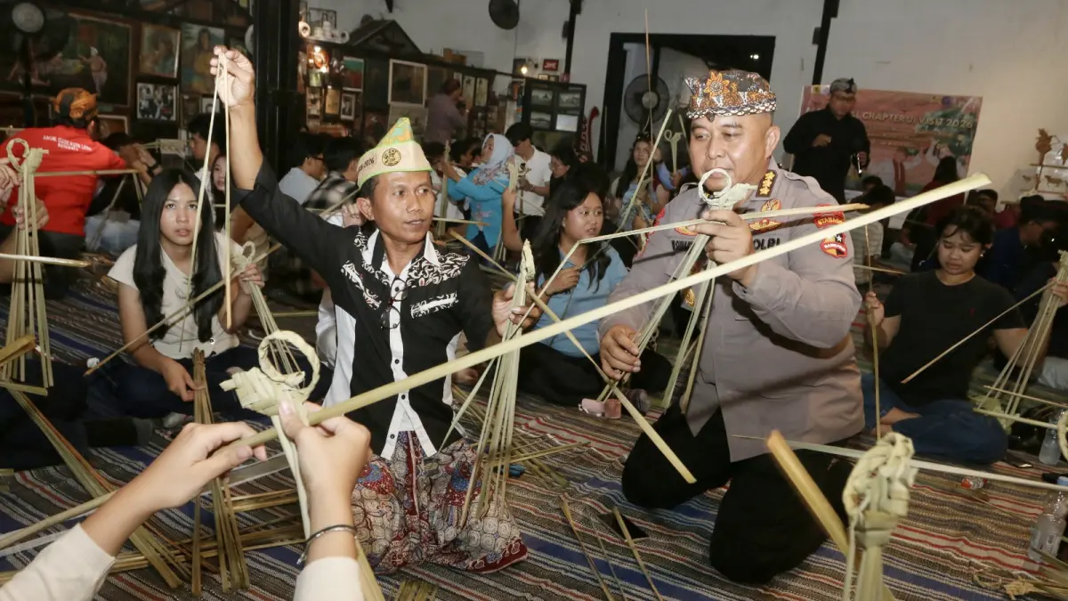 Mahasiswa Universitas Diponegoro (Undip) dan Universitas Indonesia (UI) membuat Wayang Suket dalam Cultural Activity Workshop Wayang Suket di Kota Lama Semarang, Kamis (20/8/2026). (NUR CHAMIM/JAWA POS RADAR SEMARANG)