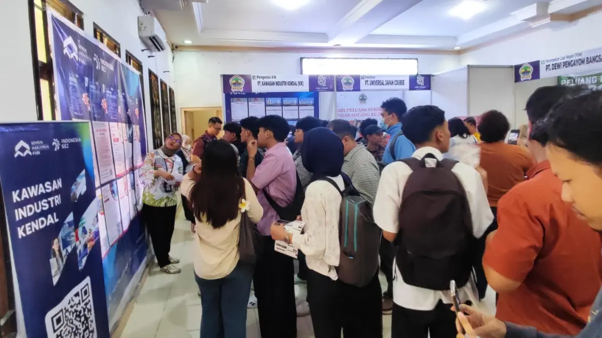 Para pelamar memadati Job Fair Jateng di Kantor Disnakertrans Jateng.